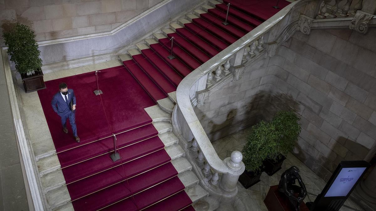 Pere Aragonès descendiendo por las escaleras del Parlament.