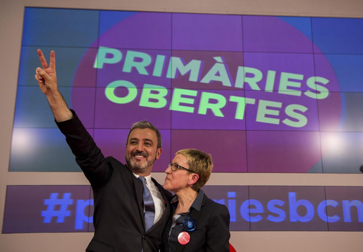 Collboni y Andrés saludando a los simpatizantes y gente del PSC en la primera votacion de las primarias