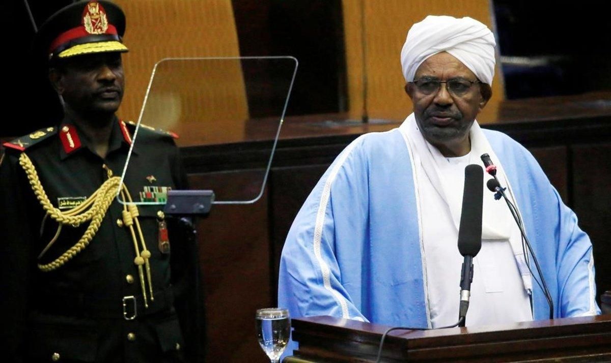 El presidente de Sudán, Omar al Bashir, habla en el Parlamento el pasado 1 de abril. El presidente de Sudán, Omar al Bashir, habla en el Parlamento el pasado 1 de abril.