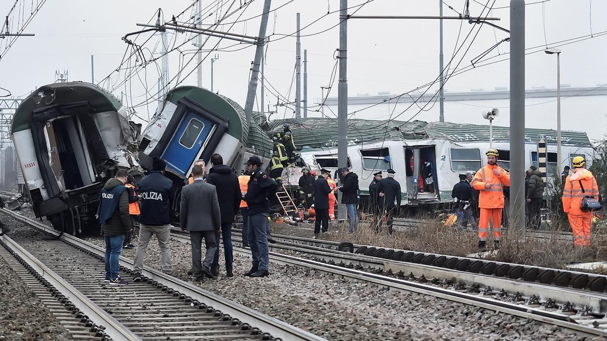 Un tren ha descarrilado a las siete de la mañana cerca de la ciudad de Milán dejando, al menos, dos pasajeros muertos y un centenar de heridos, 10 de ellos graves.
