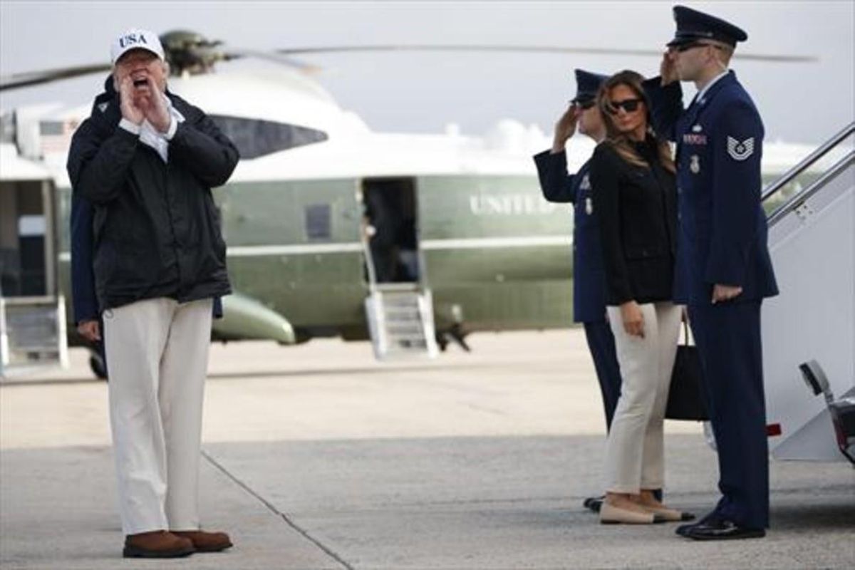 Donald Trump se dirige a los periodistas antes de subir al’Air Force One’ con su esposa, Melania, en Florida, el septiembre pasado. Donald Trump se dirige a los periodistas antes de subir al’Air Force One’ con su esposa, Melania, en Florida, el septiembre pasado.