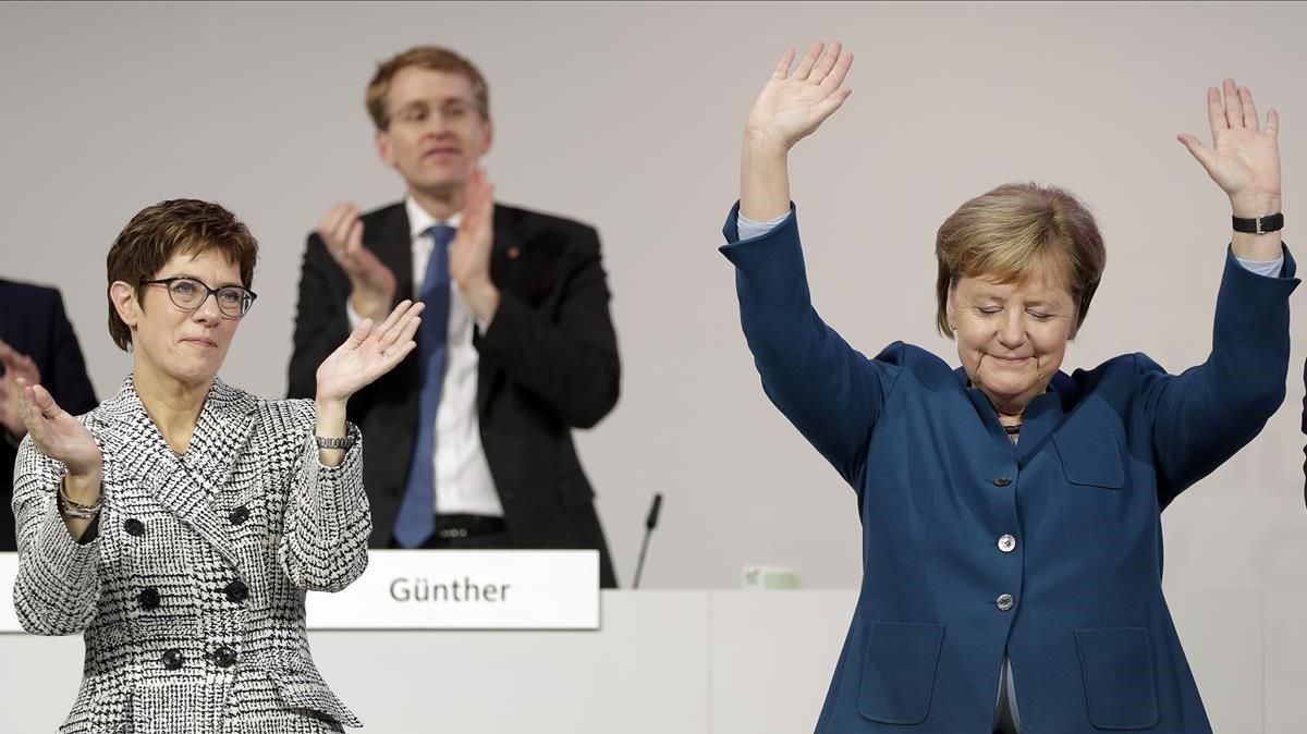 Annegret Kramp-Karrenbaue (izquierda) aplaude a Merkel en el congreso democristiano. Annegret Kramp-Karrenbaue (izquierda) aplaude a Merkel en el congreso democristiano.