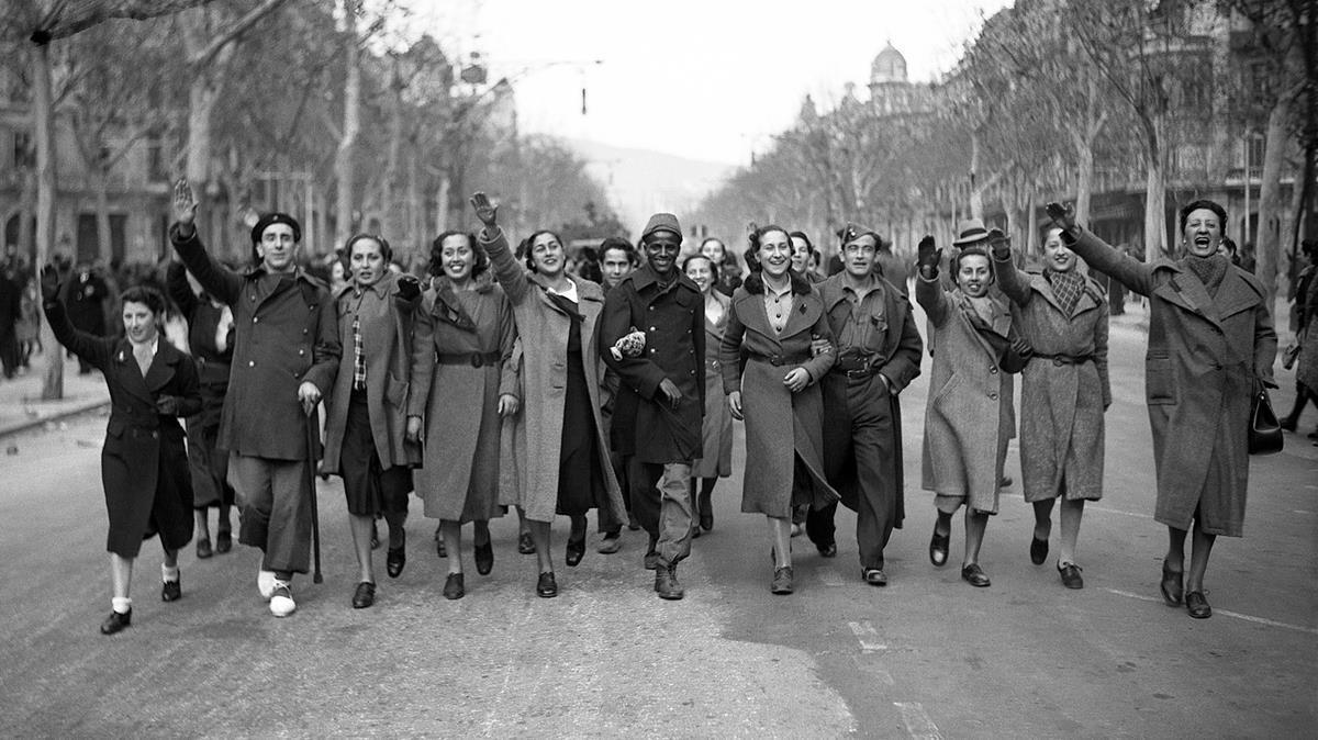 Un grupo de barcelonesas desfila con soldados del cuerpo marroquí por el paseo de Gràcia, el 27 de enero de 1939.