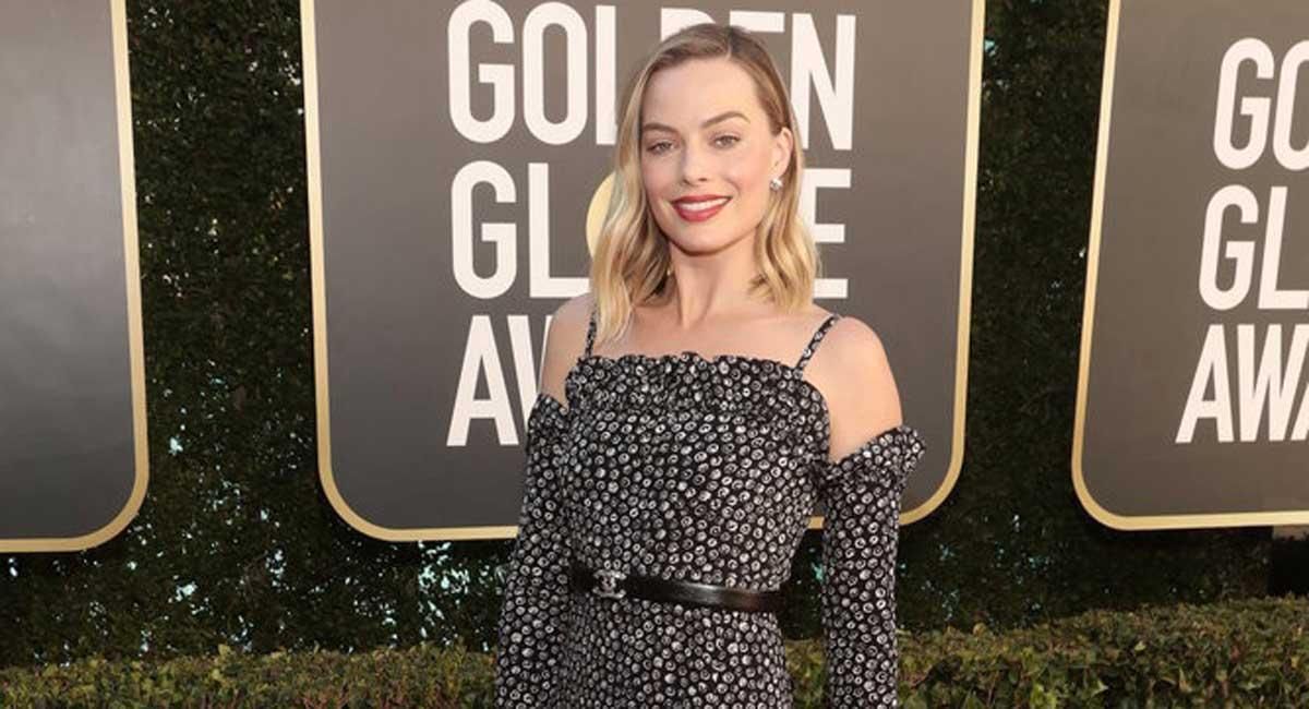 Margot Robbie posa antes de acceder a la ceremonia. Margot Robbie posa antes de acceder a la ceremonia.