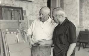 Pablo Picasso y Joan Miró, en Notre-Dame-de-Vie, Mougins, 1967, en una fotografía de Jacqueline Picasso.  