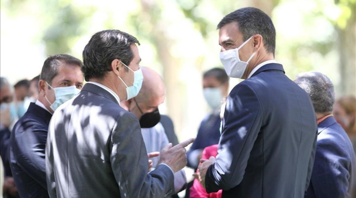 El presidente de CEOE, Antonio Garamendi, conversa con Pedro Sánchez, en los jardines de La Moncloa el pasado 3 de julio. El presidente de CEOE, Antonio Garamendi, conversa con Pedro Sánchez, en los jardines de La Moncloa el pasado 3 de julio.