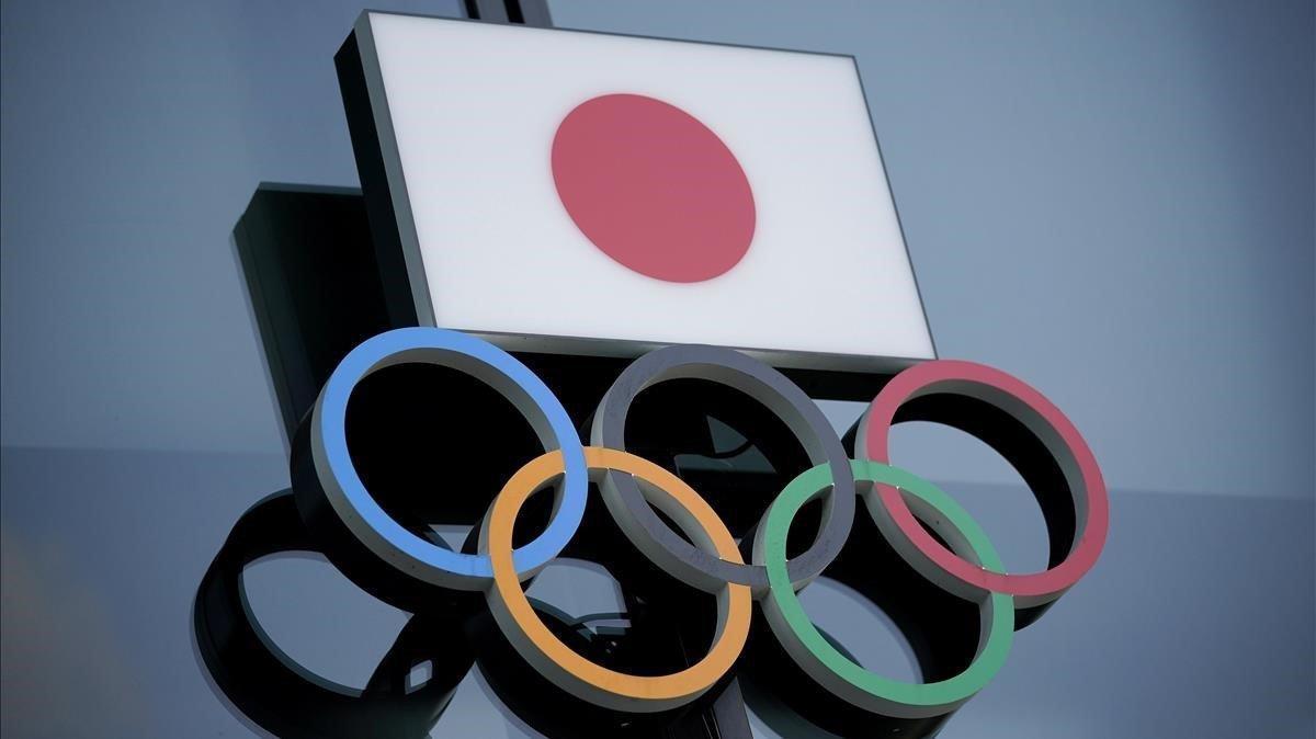 Los anillos olímpicos junto a la bandera de Japón en el museo olímpico de Tokio