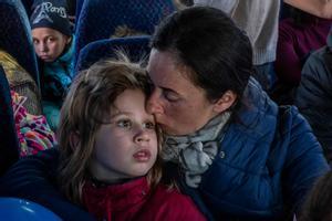 Refugiados ucranianos en un autobús llegan al paso fronterizo de Medyka, en Polonia.