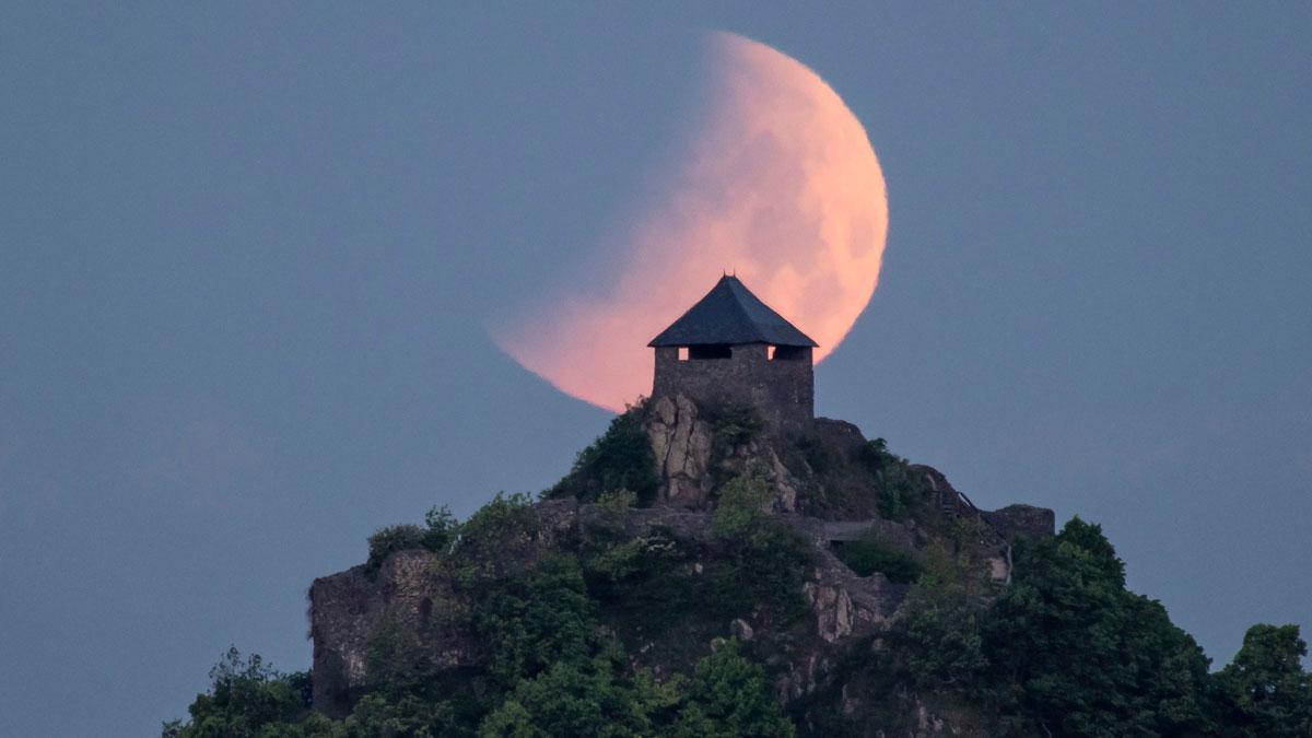 Espectacular eclipse de Luna. En la foto, el fenómeno lunar visto sobre un castillo en Hungría.