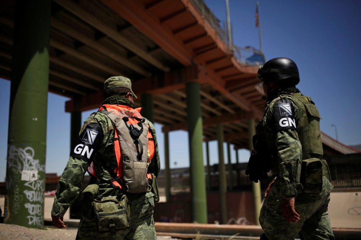 Miembros del Ejército mexicano y de la Guardia Nacional en la frontera de los EEUU. Miembros del Ejército mexicano y de la Guardia Nacional en la frontera de los EEUU.