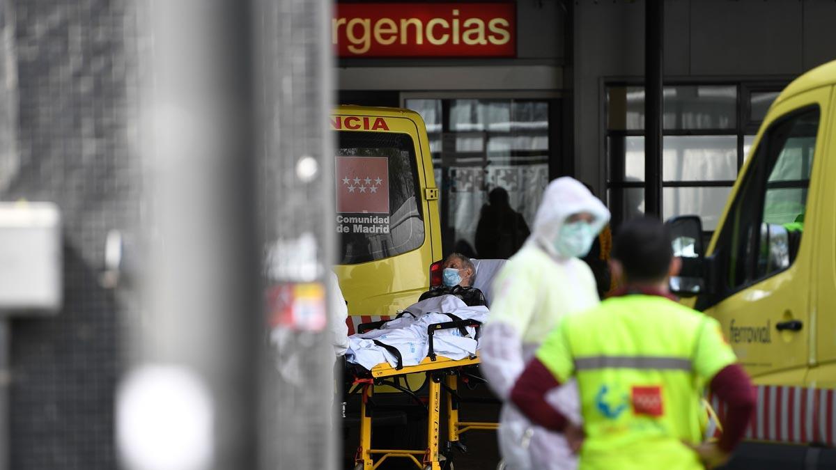 España ya suma 2.182 muertos por coronavirus y 33.089 contagiados. En la foto, un paciente con mascarilla es trasladado al interior del Hospital de la Paz, en Madrid.