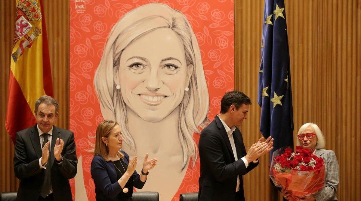 Esther Piqueras, la madre de Carme Chacón, con José Luis Rodríguez Zapatero, Ana Pastor y Pedro Sánchez, en el homenaje que se le dispensó a la política fallecida en el Congreso de los Diputados, el año pasado. Esther Piqueras, la madre de Carme Chacón, con José Luis Rodríguez Zapatero, Ana Pastor y Pedro Sánchez, en el homenaje que se le dispensó a la política fallecida en el Congreso de los Diputados, el año pasado.
