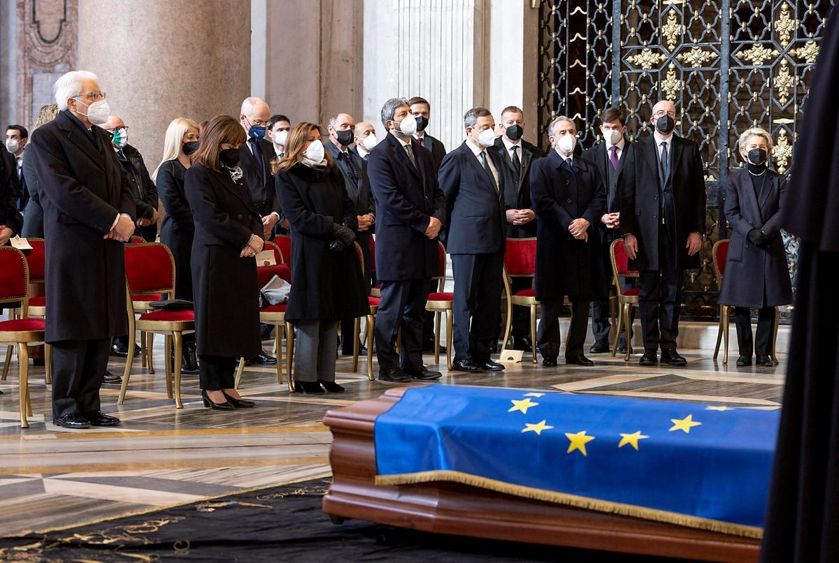 David Sassoli rep l’últim adeu a Roma acompanyat per la bandera europea