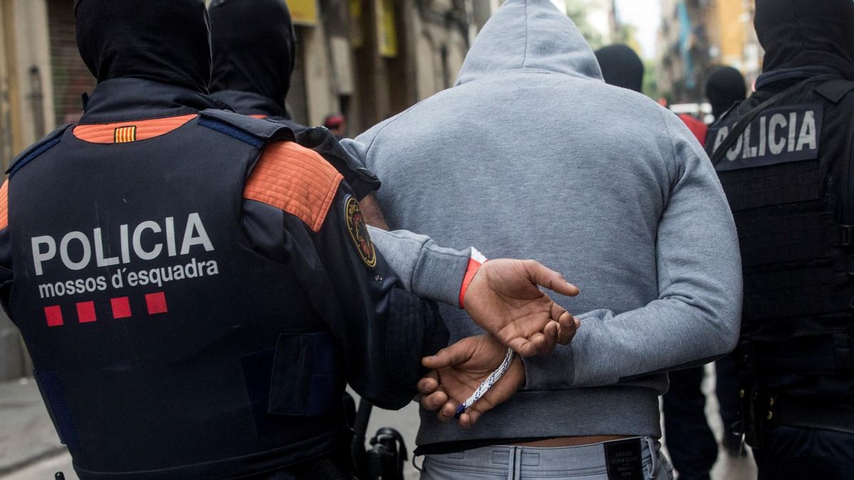 Los Mossos d’Esquadra custodian a un detenido en una imagen de archivo de octubre de 2018. Los Mossos d’Esquadra custodian a un detenido en una imagen de archivo de octubre de 2018.