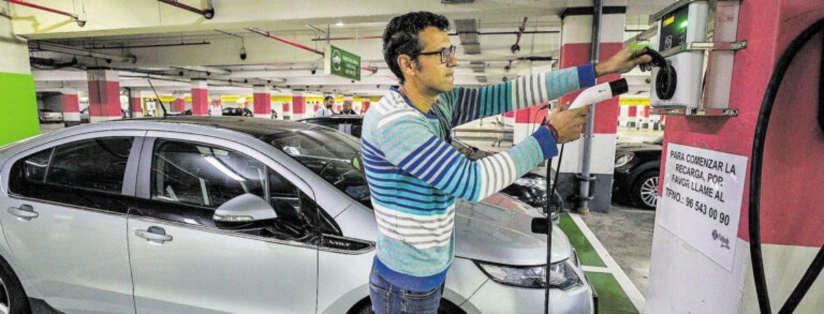 El coche eléctrico acelera sus ventas con mejores autonomías y precios El coche eléctrico acelera sus ventas con mejores autonomías y precios