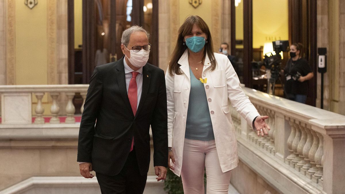 Laura Borràs acompaña a Quim Torra a su despacho para que, en presencia de Pere Aragonès, sea objeto de un homenaje en el aniversario de su inhabilitación. Laura Borràs acompaña a Quim Torra a su despacho para que, en presencia de Pere Aragonès, sea objeto de un homenaje en el aniversario de su inhabilitación.