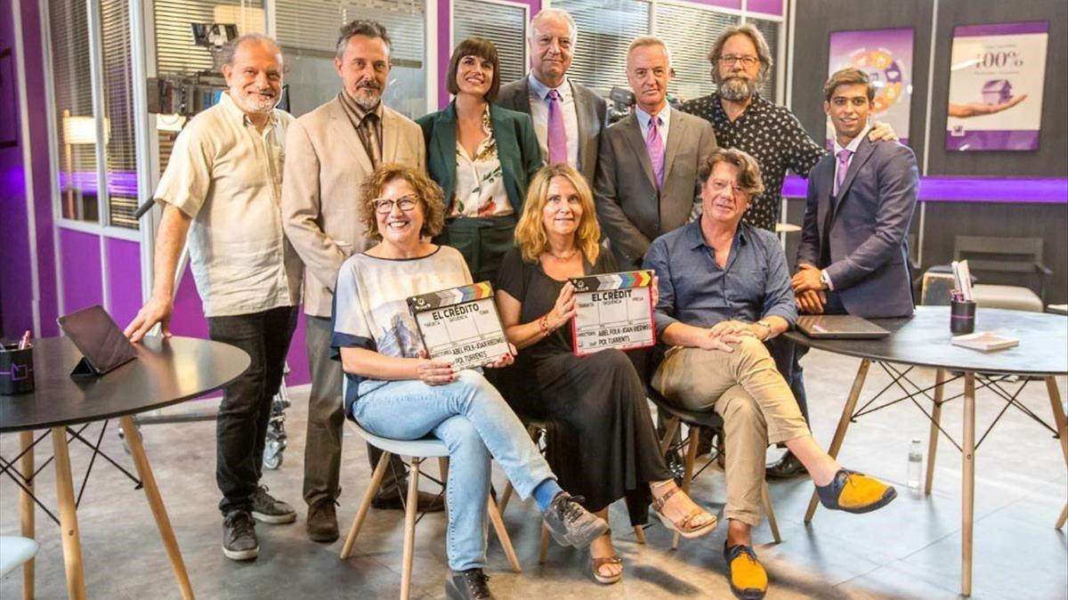 Parte del equipo de ’El crèdit / ’El crédito’, con Jordi Bosch y Carlos Hipólito, en el centro. Parte del equipo de ’El crèdit / ’El crédito’, con Jordi Bosch y Carlos Hipólito, en el centro.