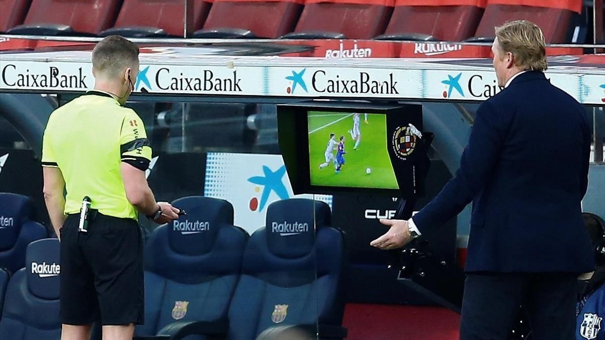 BARCELONA 19 12 2020 - El entrenador del FC Barcelona Ronald Koeman (d) y el arbitro Javier Hernandez durante el partido contra el Valencia CF en la decimocuarta jornada de La Liga Santander de futbol en el Camp Nou - EFE Enric Fontcuberta BARCELONA 19 12 2020 - El entrenador del FC Barcelona Ronald Koeman (d) y el arbitro Javier Hernandez durante el partido contra el Valencia CF en la decimocuarta jornada de La Liga Santander de futbol en el Camp Nou - EFE Enric Fontcuberta