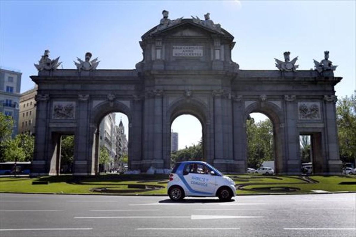 Un vehículo de Car2Go circula por la Puerta de Alcalá, en Madrid. Un vehículo de Car2Go circula por la Puerta de Alcalá, en Madrid.