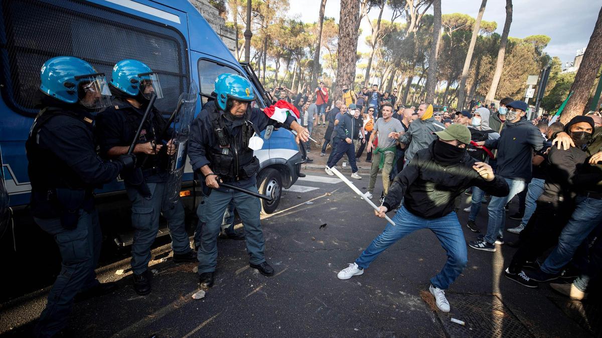 Grupos de antivacunas, infiltrados por la extrema derecha, intentan asaltar la sede del Gobierno italiano en Roma