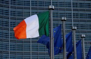 Banderas de Irlanda y la UE en Bruselas