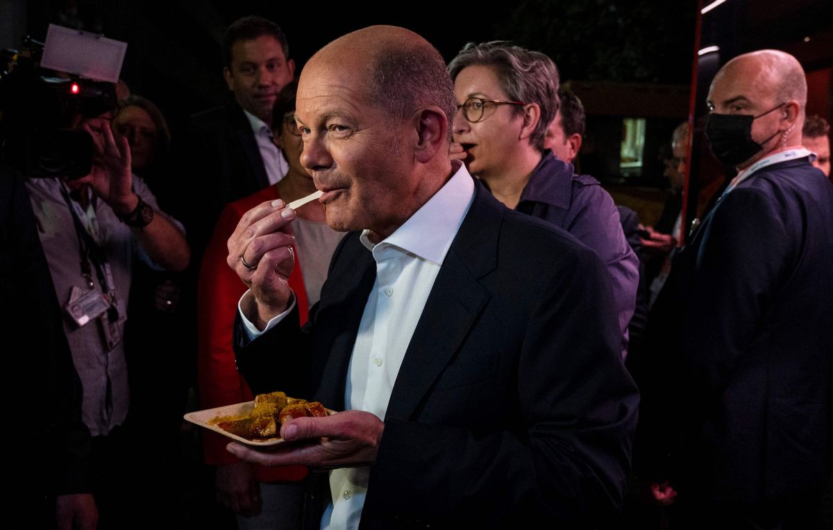 El ministro de Finanzas y candidato socialdemócrata a la cancillería alemana, Olaf Scholz, toma un tentempie tras el debate electoral del domingo. El ministro de Finanzas y candidato socialdemócrata a la cancillería alemana, Olaf Scholz, toma un tentempie tras el debate electoral del domingo.
