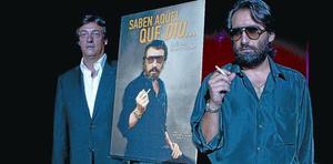 Gerard Jofra, el hijo de Eugenio, y Reugenio, el imitador del humorista, posan en La Villarroel con el cartel del espectáculo.