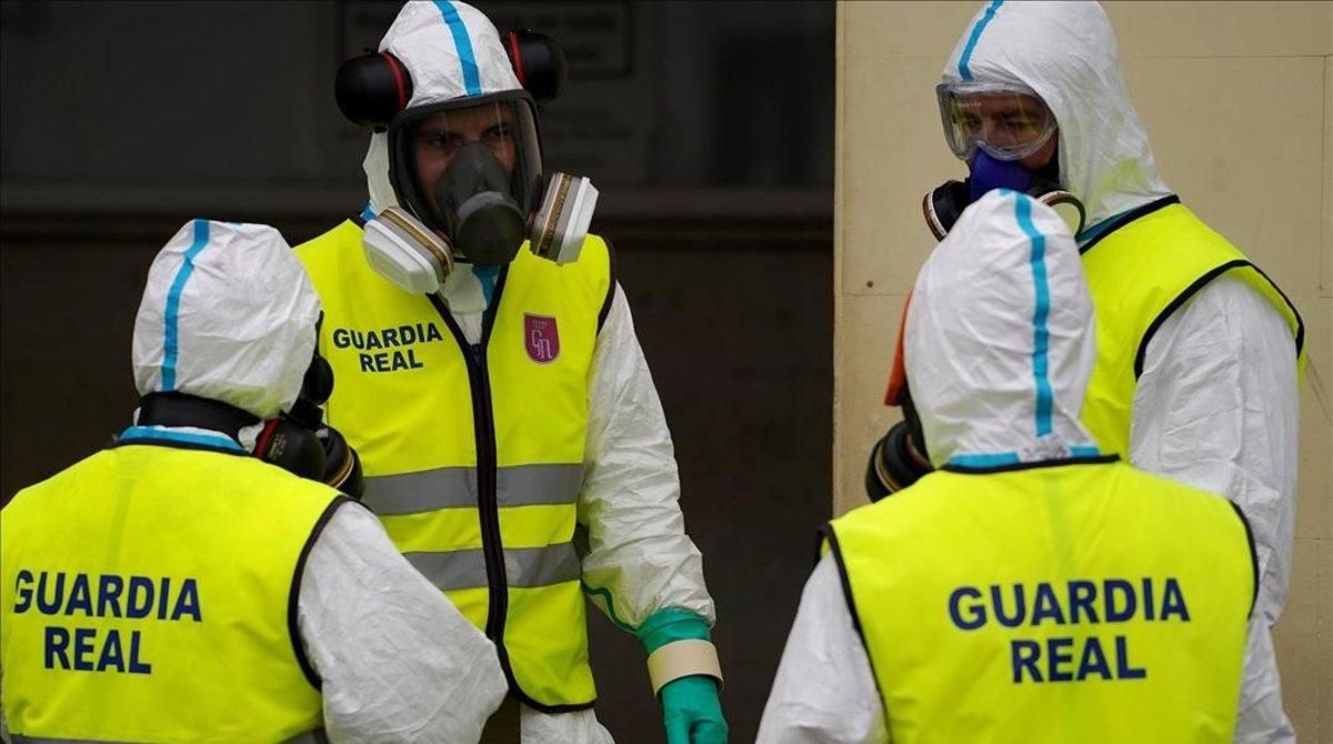 Miembros de la Guardia Real tras desinfectar el hospital 12 de Octubre, el pasado día 30. Miembros de la Guardia Real tras desinfectar el hospital 12 de Octubre, el pasado día 30.