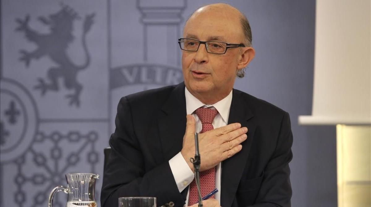 El ministro de Hacienda, Cristóbal Montoro, en la rueda de prensa posterior al Consejo de Ministros del 3 de julio. El ministro de Hacienda, Cristóbal Montoro, en la rueda de prensa posterior al Consejo de Ministros del 3 de julio.