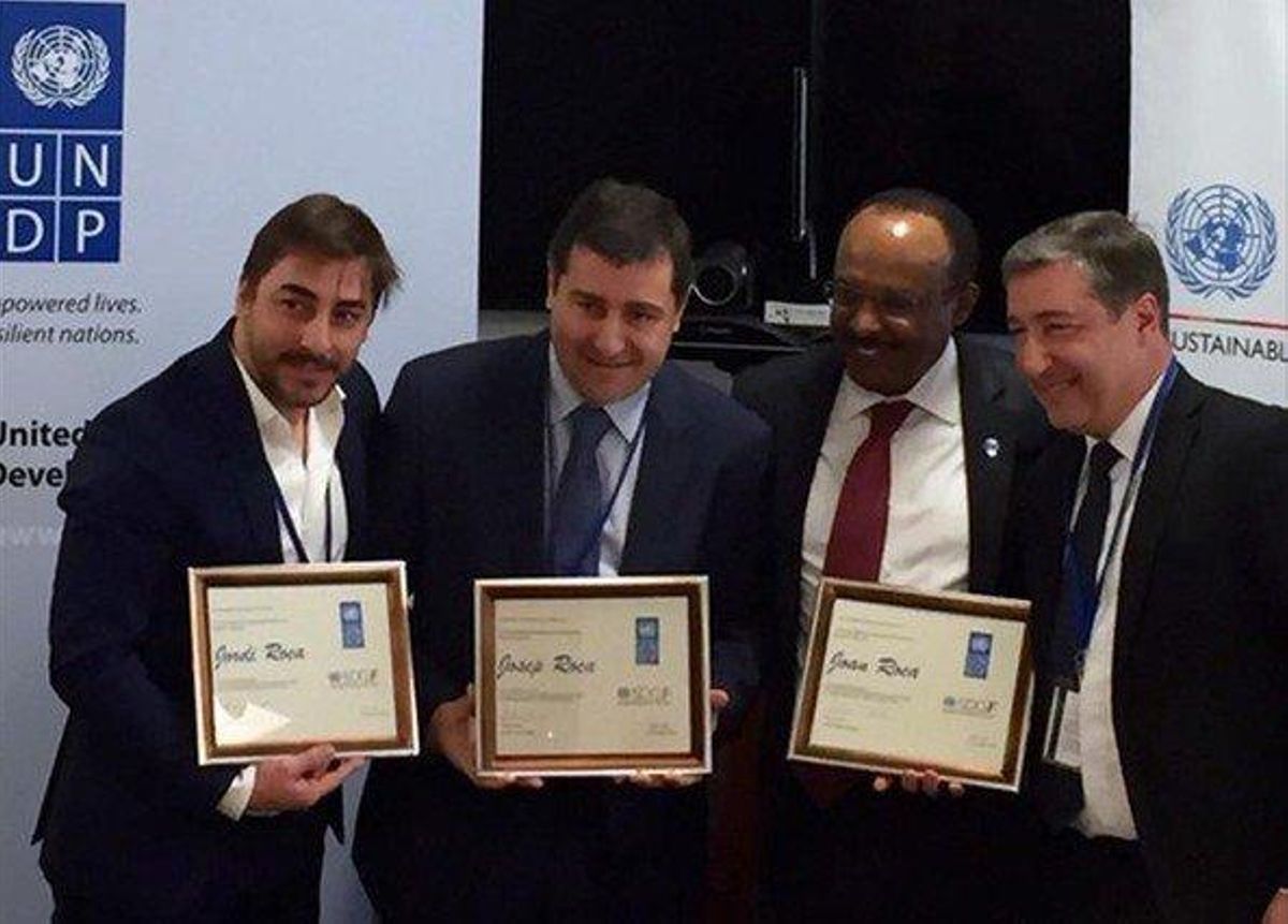 Los hermanos Jordi, Josep y Joan Roca reciben el diploma que les acredita como Embajadores de Buena Voluntad del Programa de Naciones Unidas para el Desarrollo (PNUD) de manos del administrador asociado del PNUD, Tegenework Gettu. Los hermanos Jordi, Josep y Joan Roca reciben el diploma que les acredita como Embajadores de Buena Voluntad del Programa de Naciones Unidas para el Desarrollo (PNUD) de manos del administrador asociado del PNUD, Tegenework Gettu.