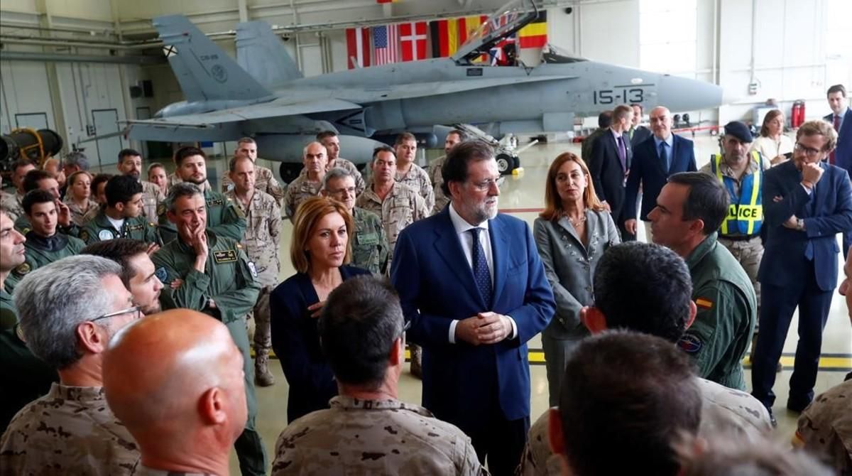 Rajoy y Cospedal con tropas españolas en la base de Amani. Rajoy y Cospedal con tropas españolas en la base de Amani.