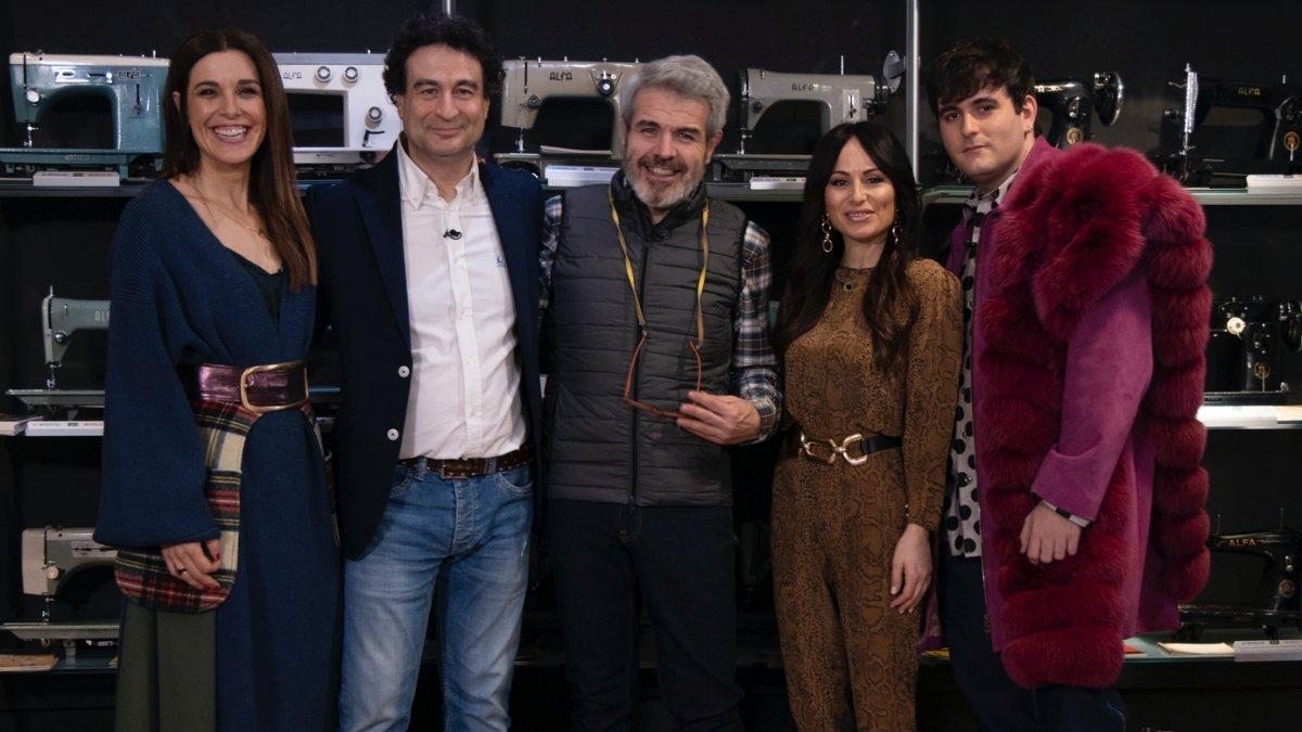 Pepe Rodríguez junto a Raquel Sánchez Silva y el jurado de ’Maestros de la costura’.