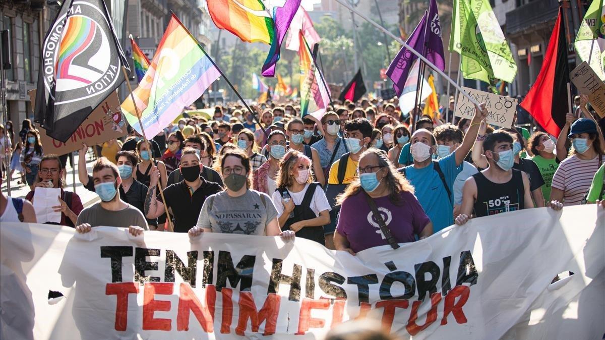 El Dia de l'Orgull LGTBI arriba marcat per una guerra de banderes