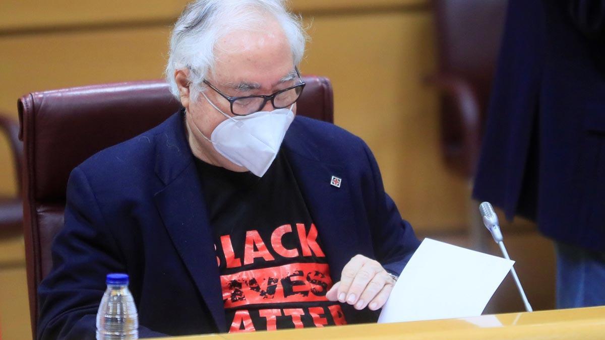 Castells torna el Senat amb una samarreta reivindicativa: Black Lives Matter