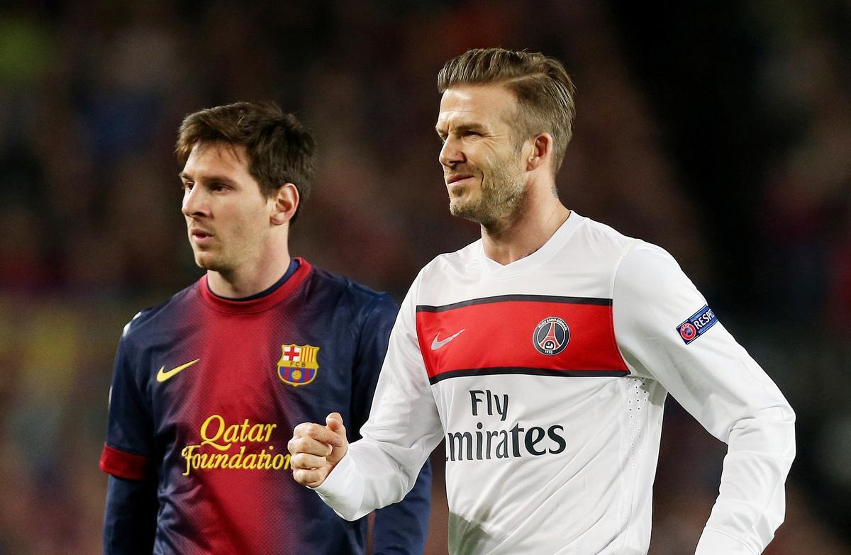 Lionnel Messi  y David Beckham (R) de Paris St Germain durante su partido de ida de cuartos de final de la Liga de Campeones 