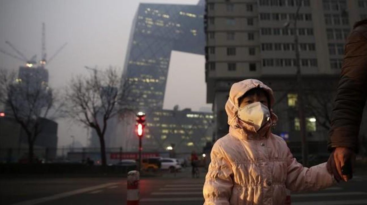 Una niña con una máscara protectora para la contaminación en Pekín, en una imagen de archivo. Una niña con una máscara protectora para la contaminación en Pekín, en una imagen de archivo.