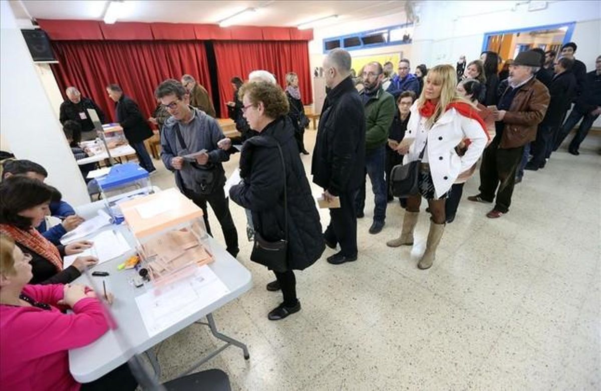 Cola en el colegio Josep Janer de L’Hospitalet para votar en las elecciones generales Cola en el colegio Josep Janer de L’Hospitalet para votar en las elecciones generales