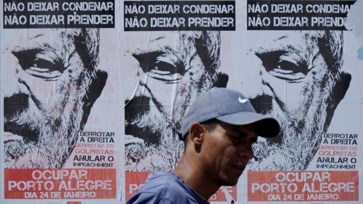 Afiches a favor de Lula en una pared de la ciudad de Porto Alegre.