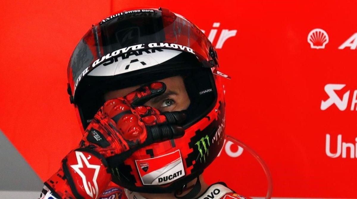 Jorge Lorenzo (Ducati) se duele en el corto ensayo que pudo hacer en Motegi (Japón). Jorge Lorenzo (Ducati) se duele en el corto ensayo que pudo hacer en Motegi (Japón).