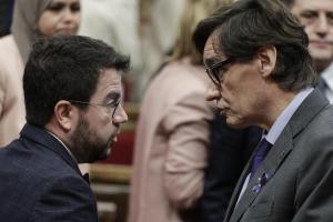 El ’president’ Pere Aragonès y el jefe de la oposición, Salvador Illa, conversan en el Parlament