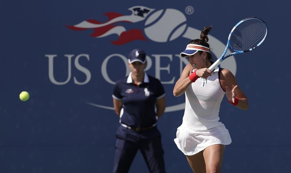 Garbiñe Muguruza devuelve un golpe a Magdalena Rybarikova en tercera ronda del Abierto de Estados Unidos. Garbiñe Muguruza devuelve un golpe a Magdalena Rybarikova en tercera ronda del Abierto de Estados Unidos.