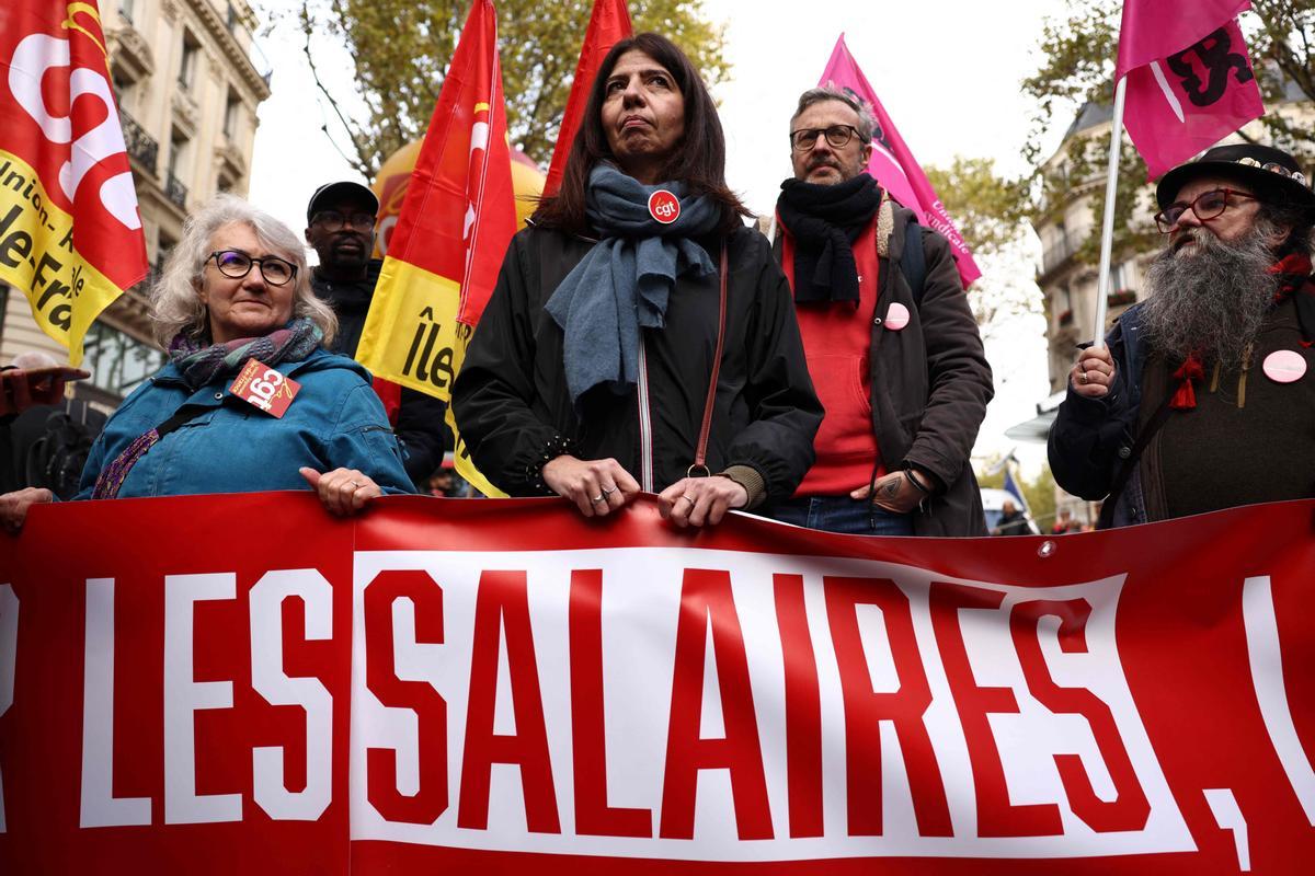Protesta de CGT en París durante la jornada de huelga convocada en Francia para reclamar alzas en los salarios, este jueves.