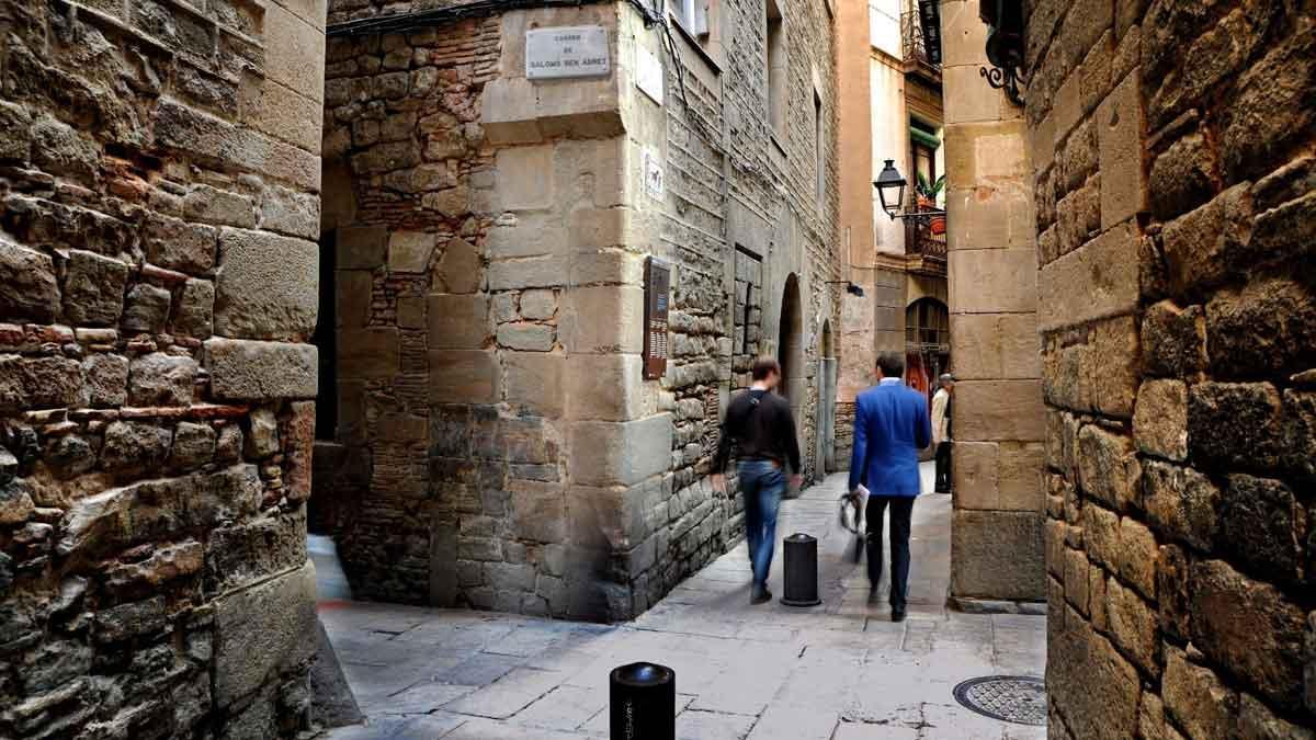 Dos viajeros recorren el barrio judío de Barcelona.