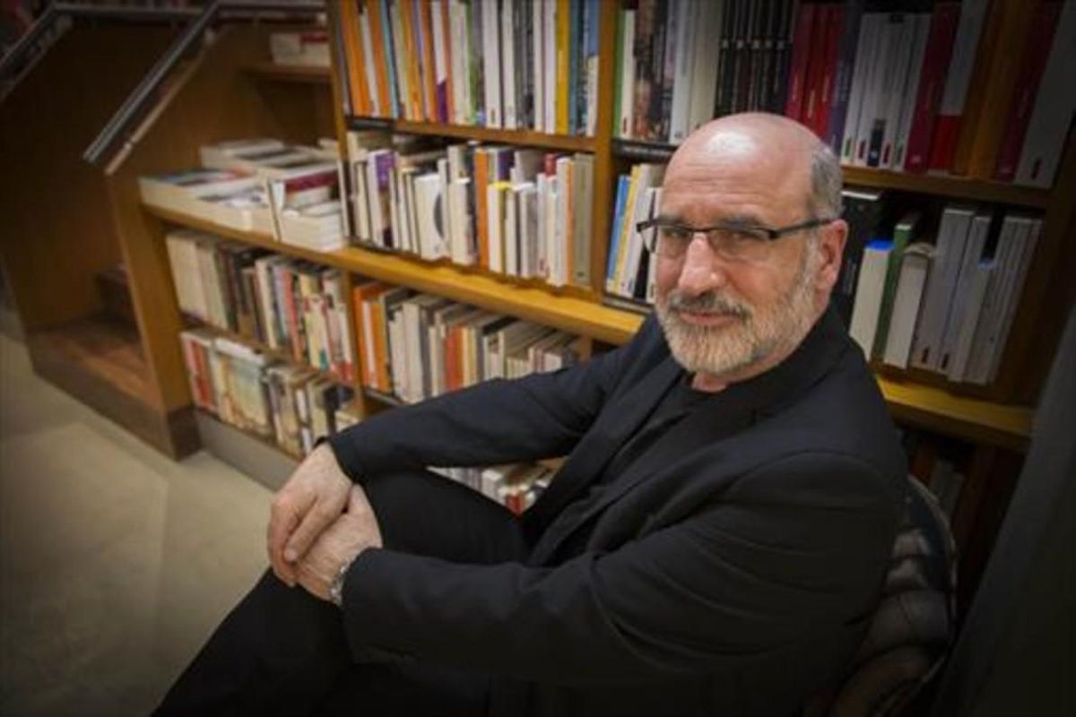 Fernando Aramburu posa en la librería Laie de Barcelona. Fernando Aramburu posa en la librería Laie de Barcelona.