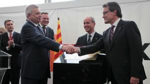 Abril de 2012. El presidente de Lukoil, Vagit Alekperov, saluda al president Artur Mas en la inauguración de los depósitos de Meroil Tank en Barcelona.