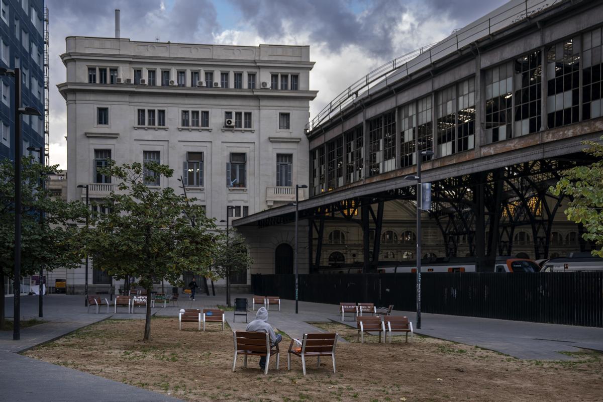 La inseguretat s’enquista rere l’estació de França: «És una esplanada abandonada»