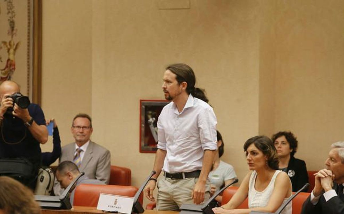 Pablo Iglesias, junto a los también eurodiputados de Podemos Dolores Sánchez y Carlos Jiménez Villarejo, promete la Constitución. Pablo Iglesias, junto a los también eurodiputados de Podemos Dolores Sánchez y Carlos Jiménez Villarejo, promete la Constitución.