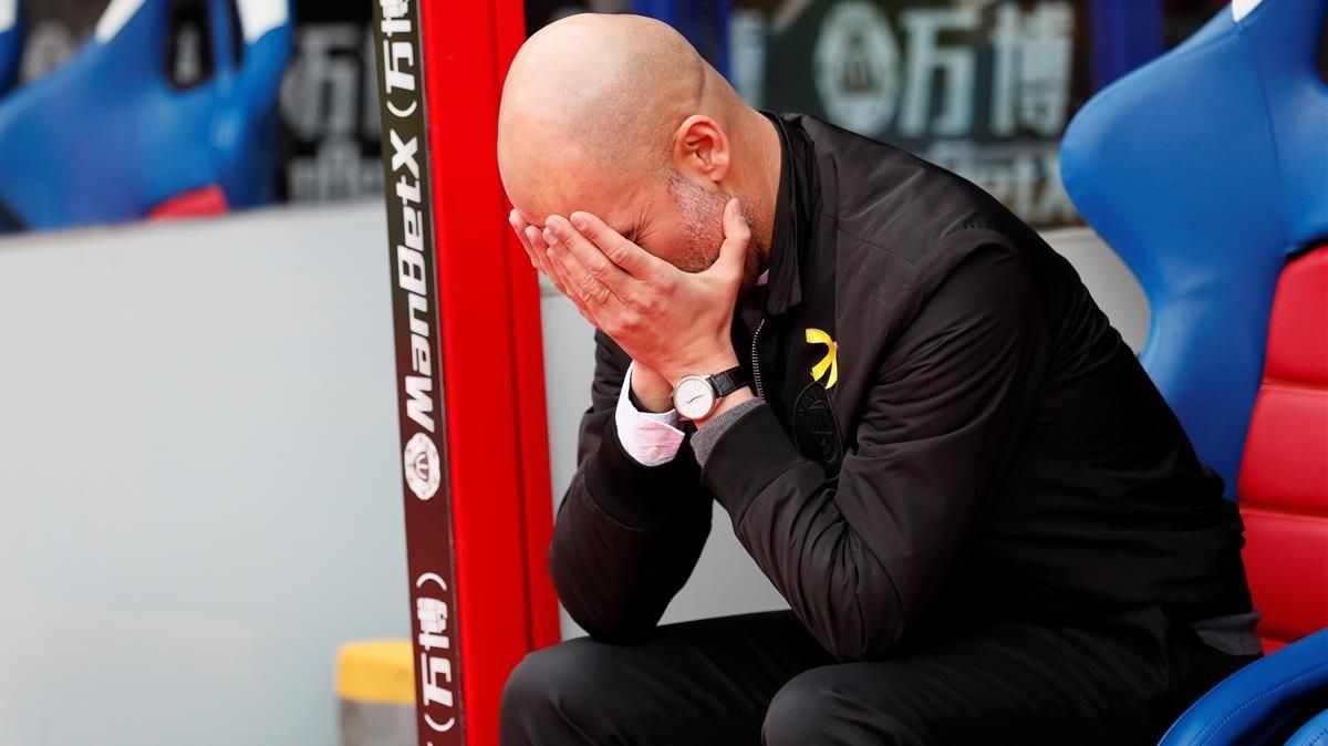 Pep Guardiola, en una imagen reciente, luciendo el lazo amarillo. Pep Guardiola, en una imagen reciente, luciendo el lazo amarillo.