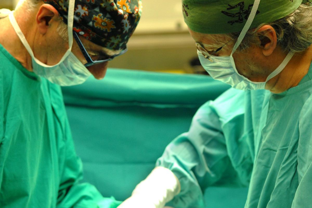 Cirujanos en un quirófano