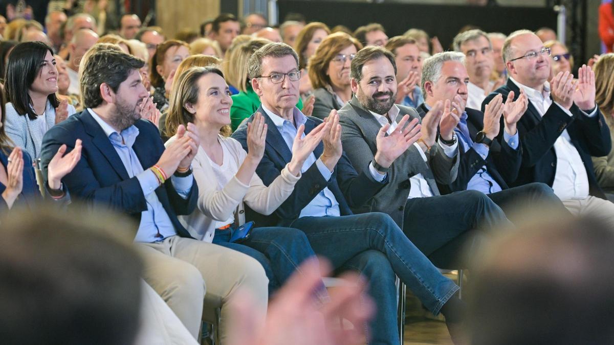 El líder del PP, Alberto Núñez Feijóo, este domingo en un mitin en Guadalajara, entre Paco Núñez, candidato a Castilla-La Mancha, y la secretaria general del partido, Cuca Gamarra. El líder del PP, Alberto Núñez Feijóo, este domingo en un mitin en Guadalajara, entre Paco Núñez, candidato a Castilla-La Mancha, y la secretaria general del partido, Cuca Gamarra.